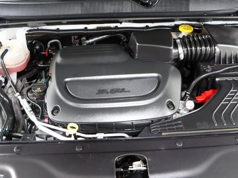 Used 2023 Chrysler Pacifica Touring-L FWD image 33