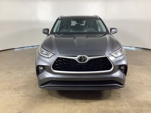 Used 2023 Toyota Highlander XLE AWD/4WD image 2
