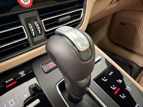 Certified 2025 Porsche Macan AWD/4WD image 18