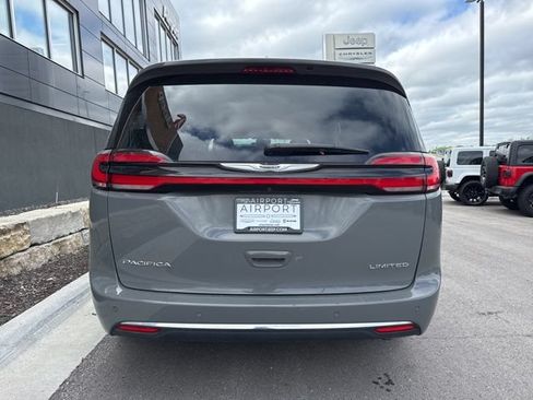 Used 2023 Chrysler Pacifica Limited FWD image 4