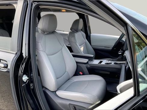 Used 2025 Toyota Sienna XLE image 21