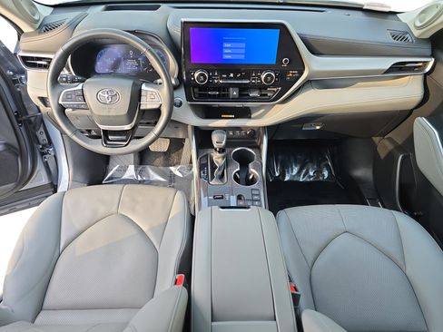Used 2024 Toyota Highlander LE image 9