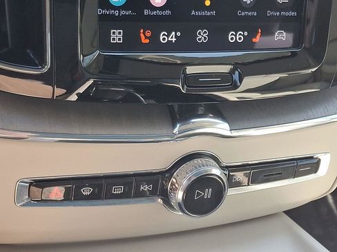 Certified 2023 Volvo XC60 B5 Plus w/ Climate Package AWD/4WD image 17