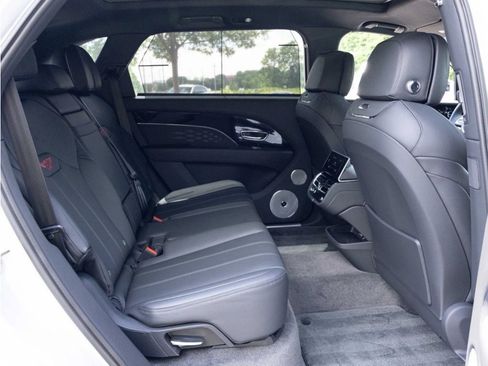 Certified 2024 Bentley Bentayga Extended Wheelbase image 52