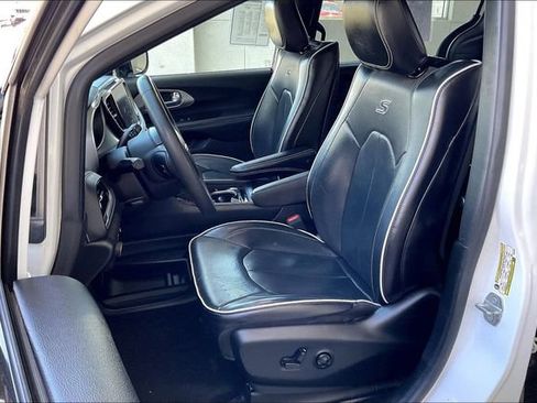 Used 2023 Chrysler Pacifica Limited w/ Uconnect Theater Family Group FWD image 24