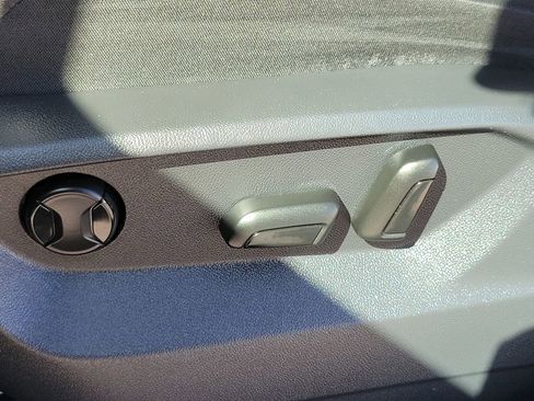 Used 2019 Volkswagen Tiguan SE w/ Panoramic Sunroof Package image 19