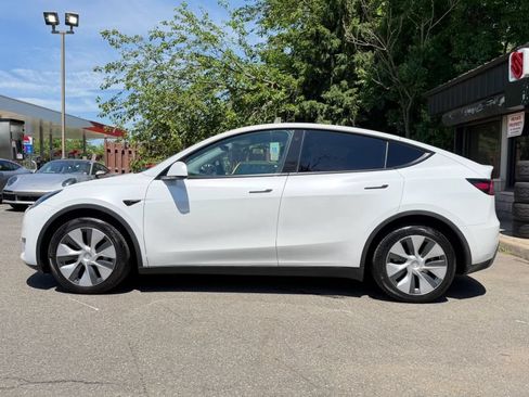 Used 2023 Tesla Model Y Long Range AWD/4WD image 9