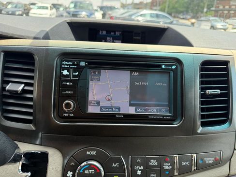 Used 2012 Toyota Sienna XLE w/ Entertainment Pkg FWD image 13