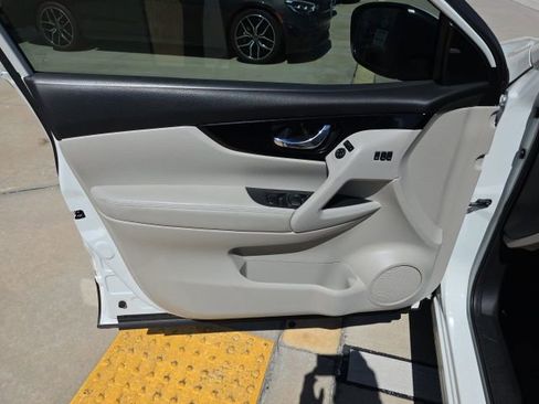 Used 2021 Nissan Rogue Sport SL w/ Premium Package image 11