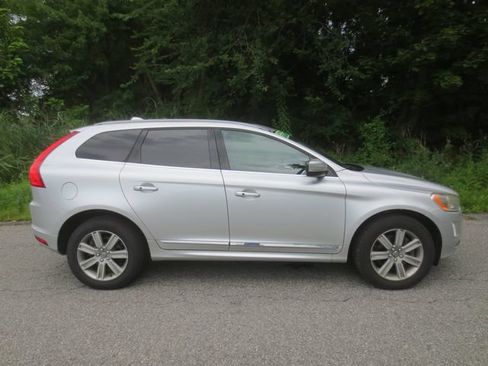 Used 2016 Volvo XC60 T6 AWD/4WD image 11