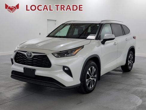 Used 2022 Toyota Highlander XLE AWD/4WD image 4