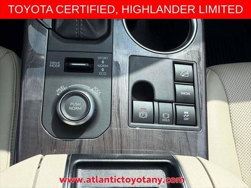 Certified 2024 Toyota Highlander Limited AWD/4WD image 24