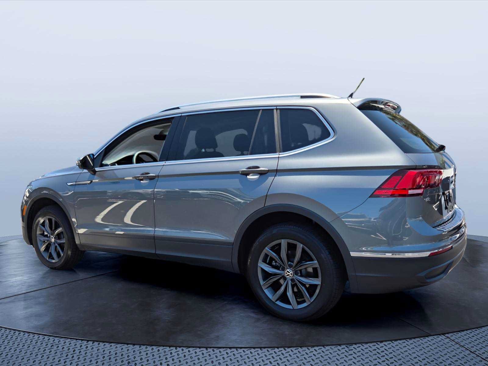 Used 2023 Volkswagen Tiguan SE w/ Panoramic Sunroof Package AWD/4WD image 4
