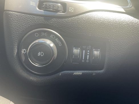 Used 2019 Jeep Cherokee Latitude Plus w/ Cold Weather Group AWD/4WD image 9