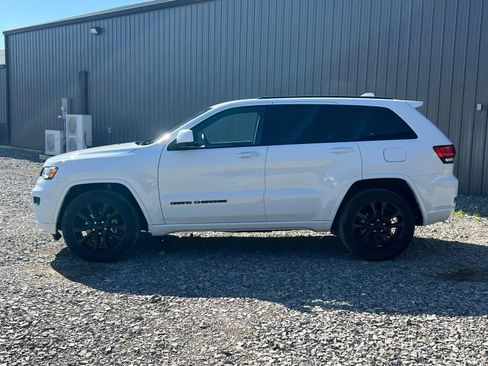 Used 2018 Jeep Grand Cherokee Altitude image 2