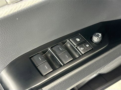 Used 2025 Toyota Camry SE image 31