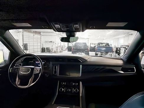 Used 2021 GMC Yukon Denali w/ Denali Premium Package AWD/4WD image 10