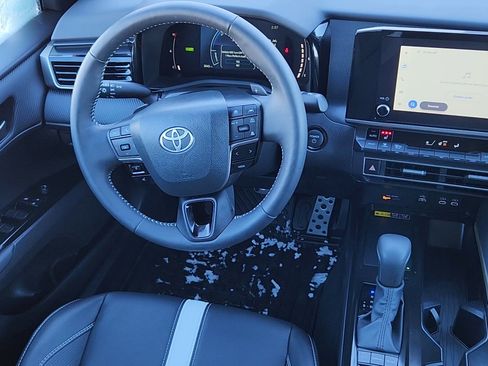 Used 2025 Toyota Camry SE image 5