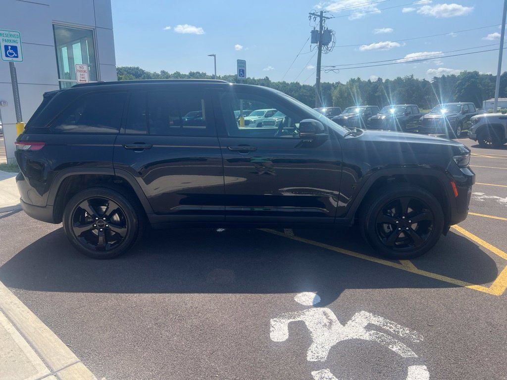 Used 2023 Jeep Grand Cherokee Altitude AWD/4WD image 11