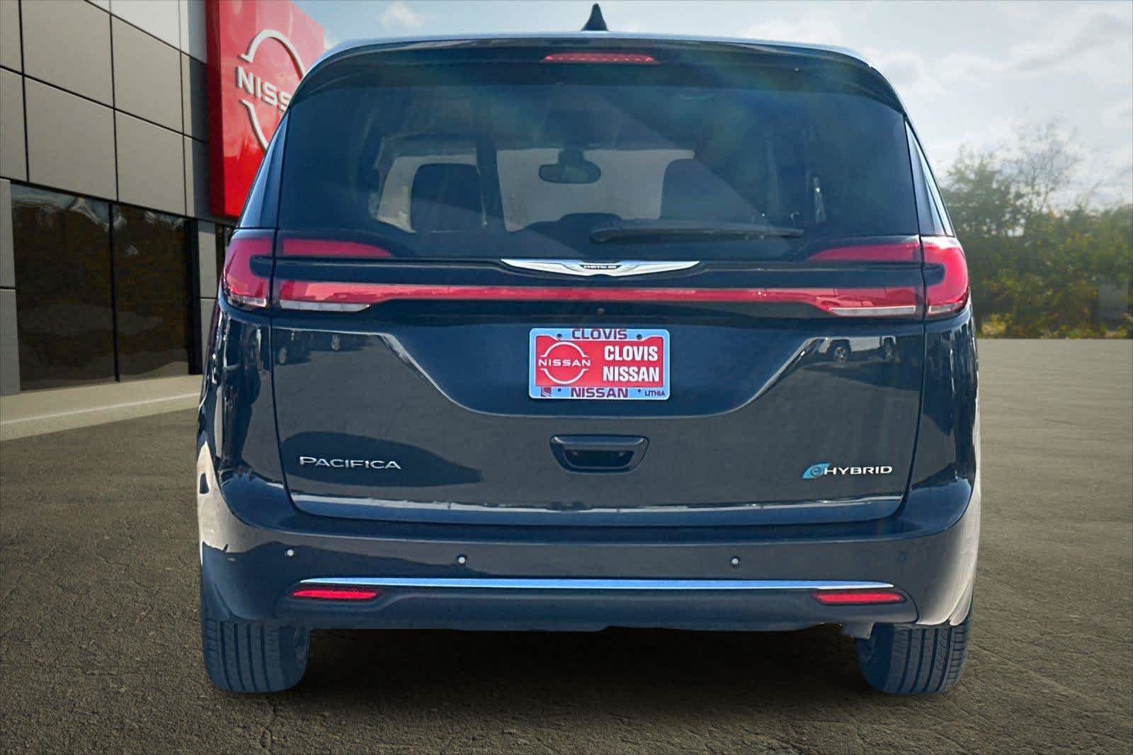 Used 2023 Chrysler Pacifica Touring-L FWD image 10