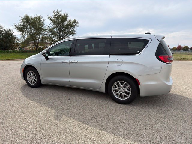 Used 2026 Chrysler Pacifica Select FWD image 2
