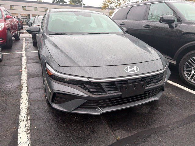 Used 2025 Hyundai Elantra SEL FWD image 2