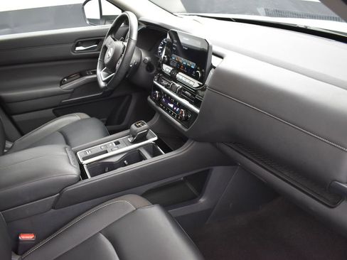 Used 2024 Nissan Pathfinder SL image 25