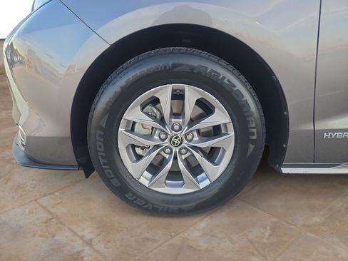 Used 2021 Toyota Sienna XLE image 25