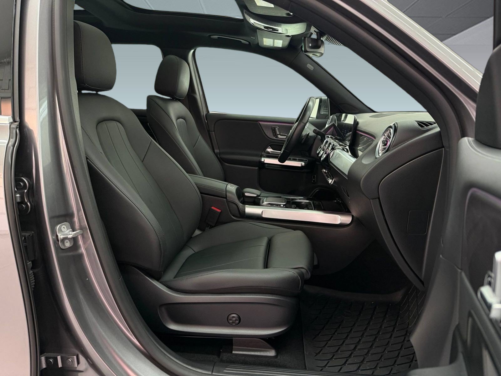 Used 2023 Mercedes-Benz EQB 300 4MATIC image 23