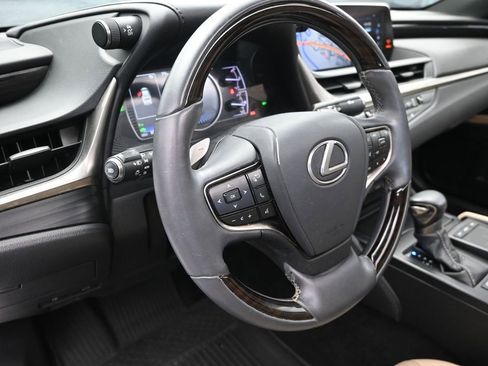 Used 2021 Lexus ES 300h w/ Premium Package FWD image 12