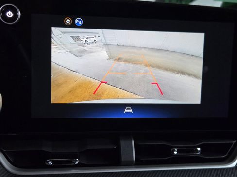 Used 2026 Chevrolet Equinox LT FWD image 3