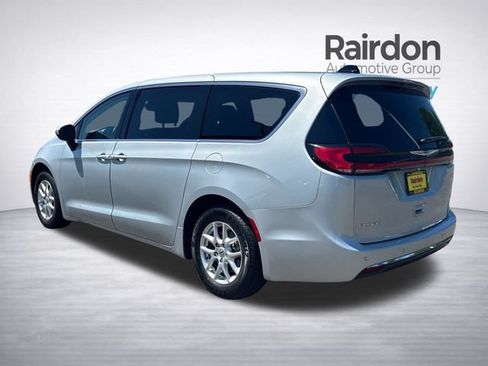 Used 2023 Chrysler Pacifica Touring-L FWD image 4