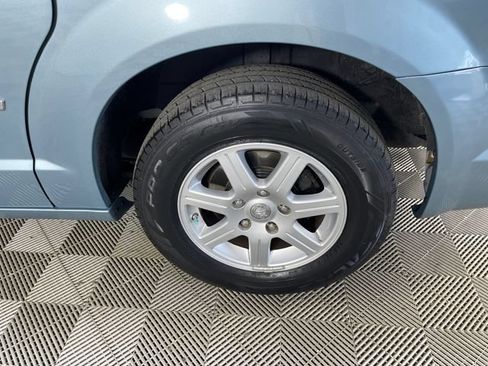 Used 2010 Chrysler Town & Country Touring FWD image 17