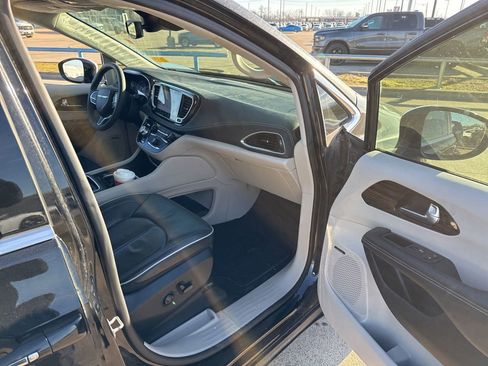 Used 2023 Chrysler Pacifica Limited w/ Uconnect Theater Family Group image 15