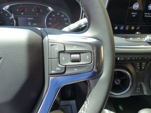 Used 2025 Chevrolet Blazer LT FWD image 25