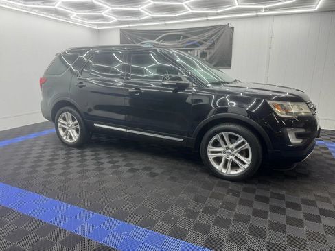 Used 2017 Ford Explorer XLT w/ Equipment Group 202A AWD/4WD image 2