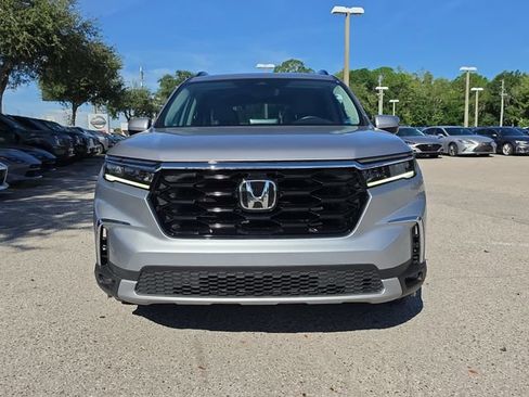 Used 2025 Honda Pilot Touring image 3