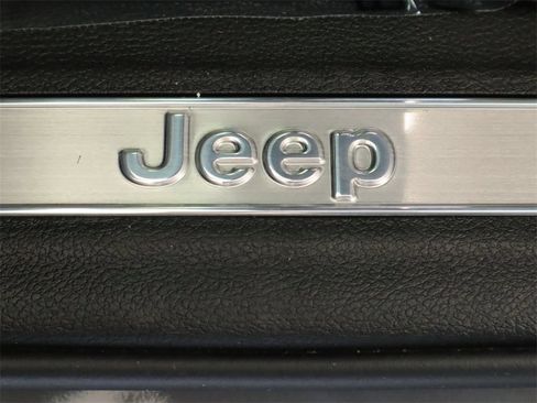 Used 2023 Jeep Grand Cherokee Overland w/ Luxury Tech Group IV AWD/4WD image 21