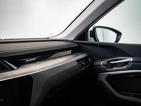 Used 2022 Audi e-tron Premium w/ Convenience Plus Package image 34