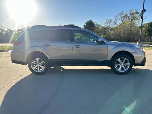 Used 2014 Subaru Outback 2.5i Limited w/ Moonroof Package AWD/4WD image 5