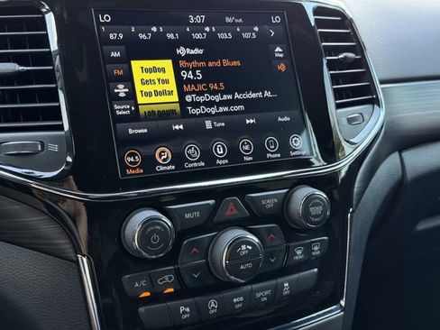 Used 2022 Jeep Grand Cherokee Laredo X image 14