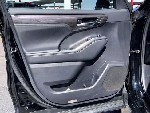 Used 2023 Toyota Highlander Platinum image 22