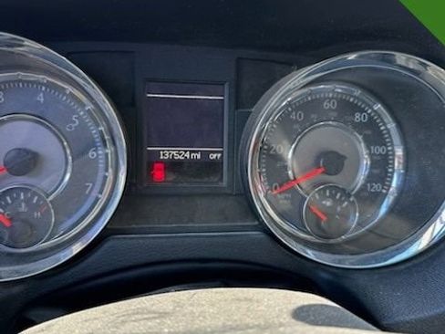 Used 2014 Chrysler Town & Country Touring image 8