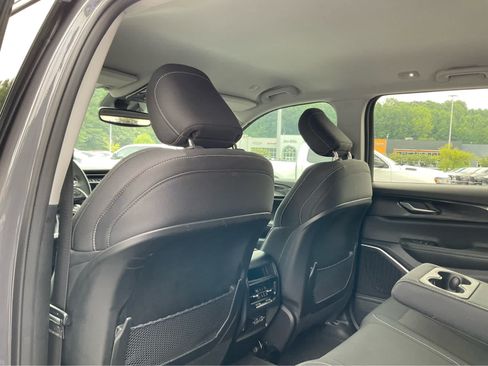 Used 2022 Jeep Grand Cherokee Laredo w/ Luxury Tech Group I RWD image 23