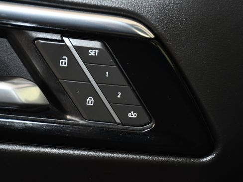 Used 2025 Chevrolet Suburban Z71 image 35