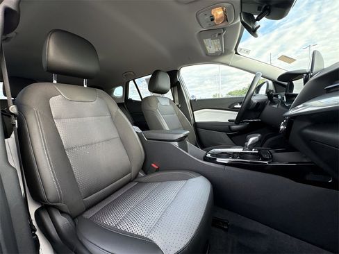 Used 2024 Chevrolet Trax LT w/ Driver Confidence Package image 24