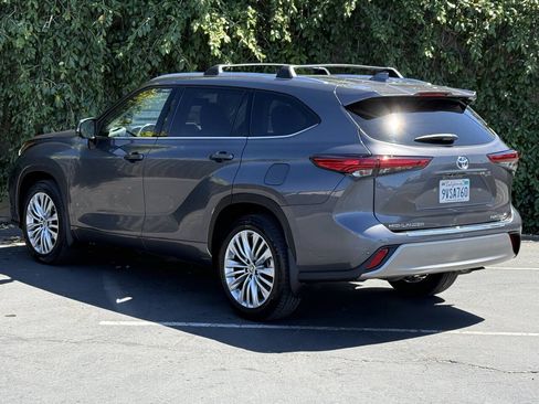 Used 2023 Toyota Highlander Platinum FWD image 5