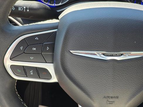 Used 2023 Chrysler Pacifica Touring-L FWD image 16