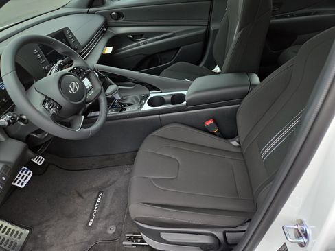 New 2026 Hyundai Elantra SEL Sport FWD image 4