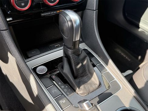 Used 2022 Volkswagen Passat 2.0T image 21